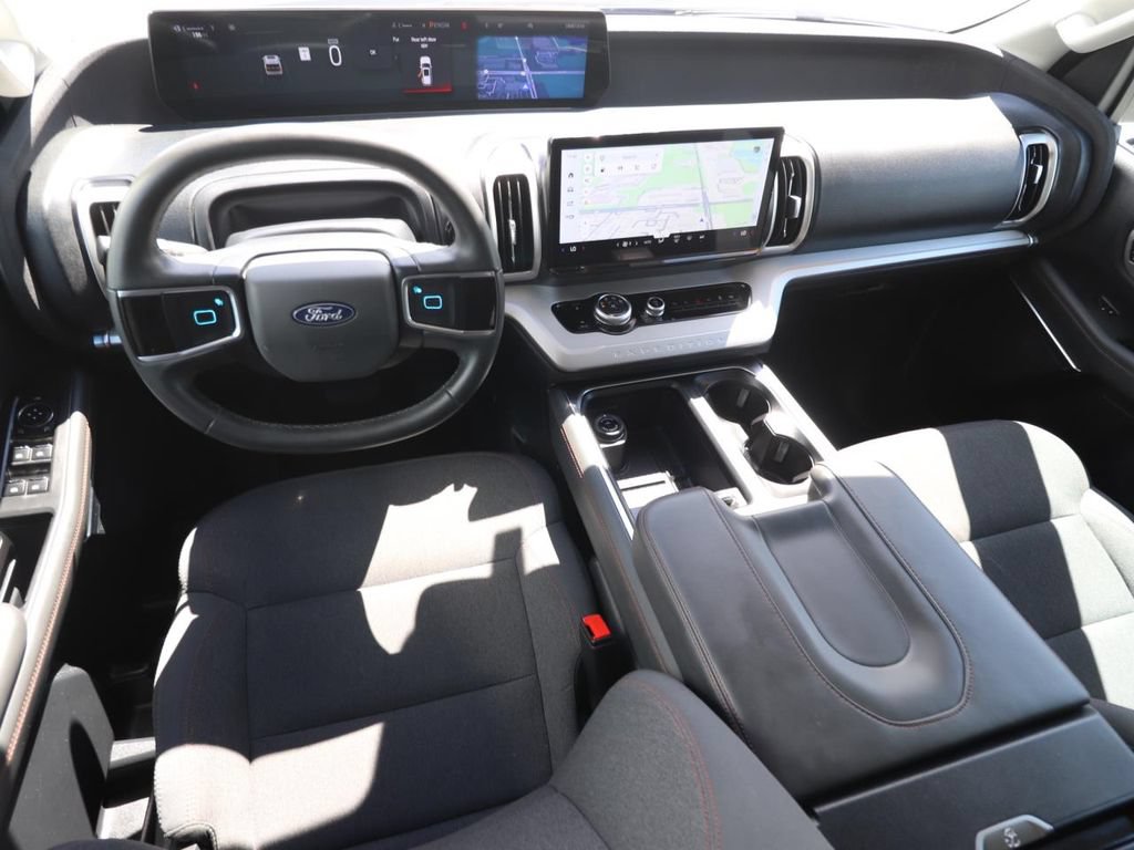 Used 2025 Ford Expedition Active RWD image 6