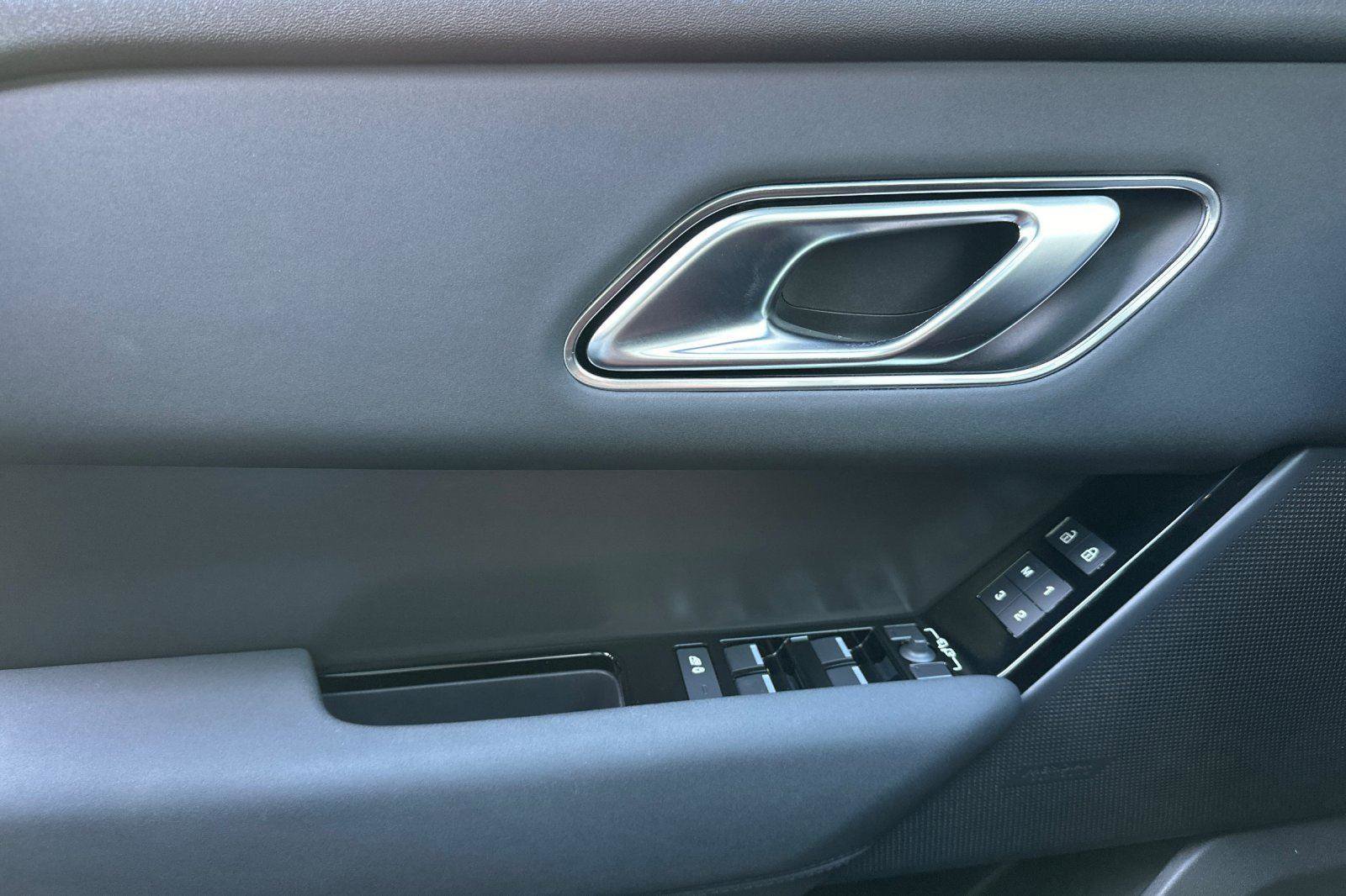 Used 2025 Land Rover Range Rover Velar Dynamic SE image 10