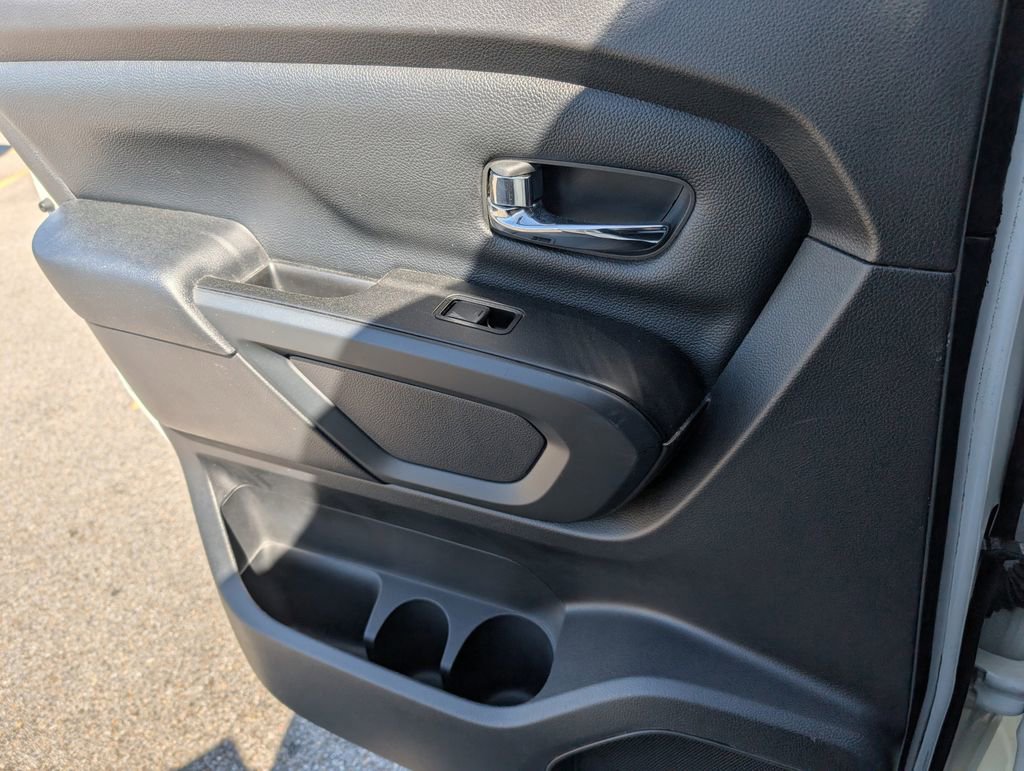 Used 2018 Nissan Titan SV w/ SV Convenience Package image 28