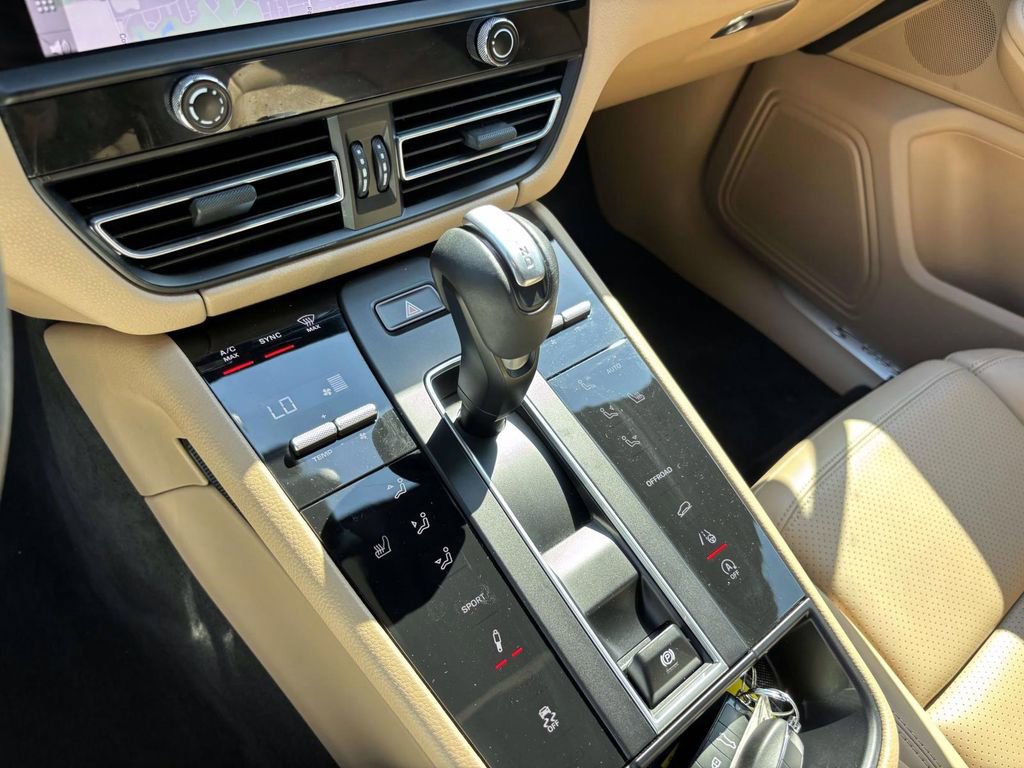 Certified 2022 Porsche Macan S image 33