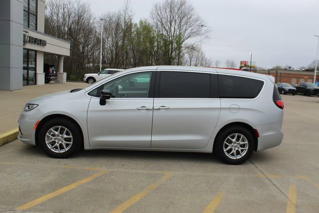 Used 2024 Chrysler Pacifica Touring-L image 2