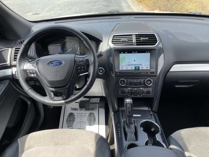 Used 2017 Ford Explorer XLT w/ Equipment Group 202A FWD image 2