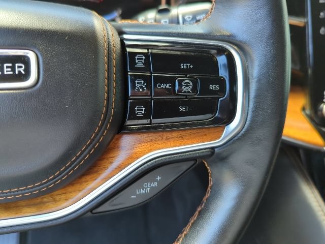 Certified 2022 Jeep Grand Wagoneer Series III w/ HD Trailer Tow Package AWD/4WD image 13