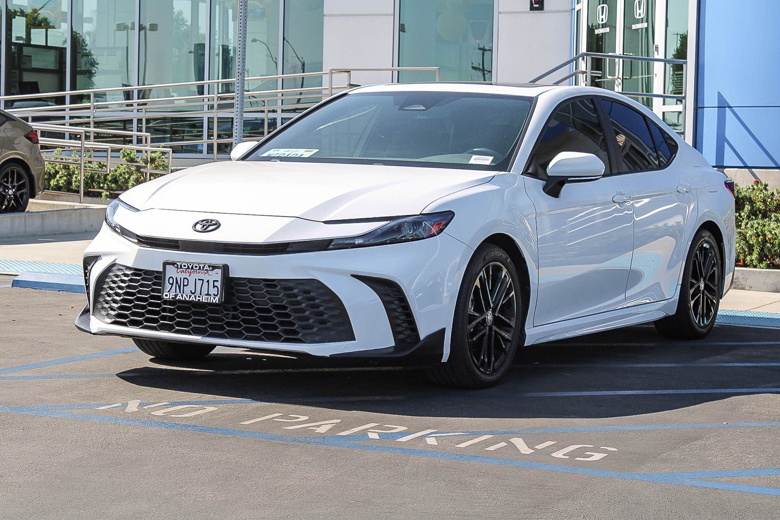 Used 2025 Toyota Camry SE w/ Convenience Package FWD image 3