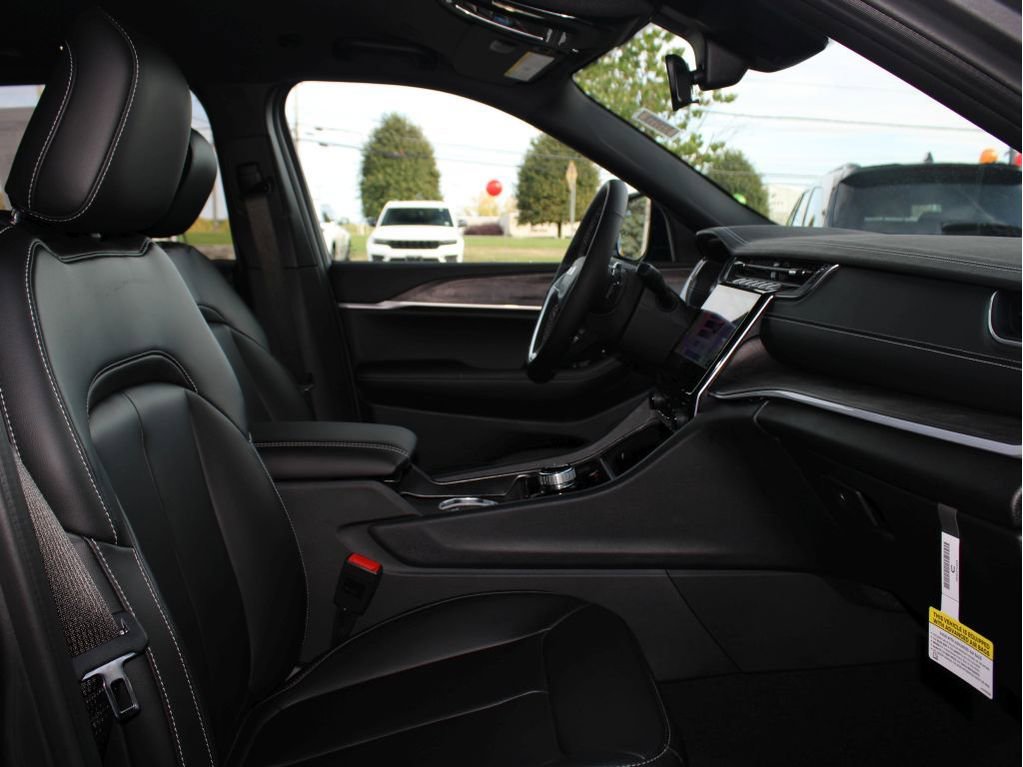 New 2025 Jeep Grand Cherokee Limited w/ Black Appearance Package image 30