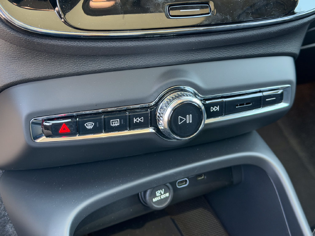 New 2026 Volvo XC40 B5 Core w/ Climate Package AWD/4WD image 25