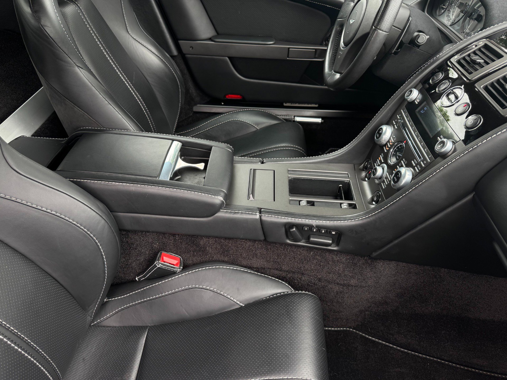 Used 2015 Aston Martin V8 Vantage GT image 24