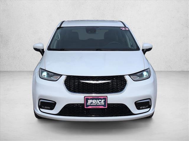 Used 2023 Chrysler Pacifica Touring-L FWD image 2