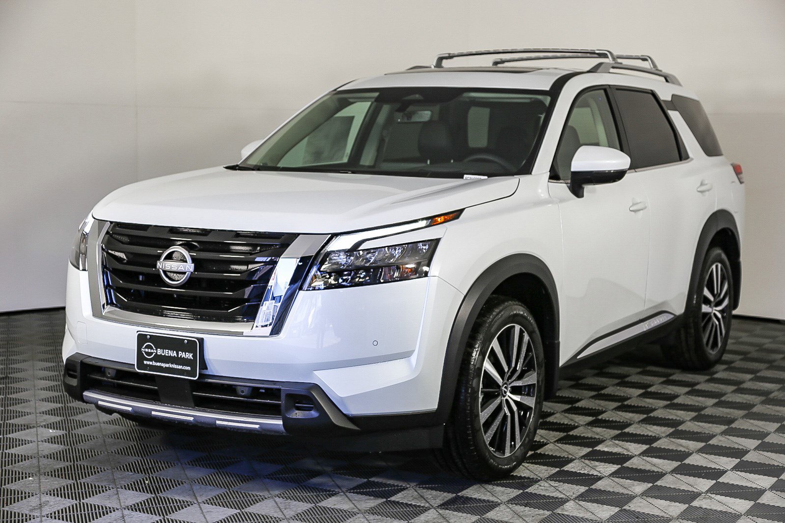 New 2025 Nissan Pathfinder Platinum image 9