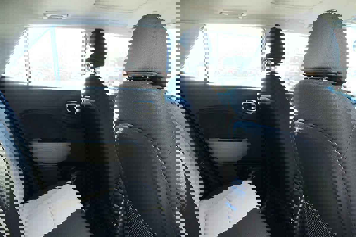 Used 2024 Hyundai Venue SEL image 28