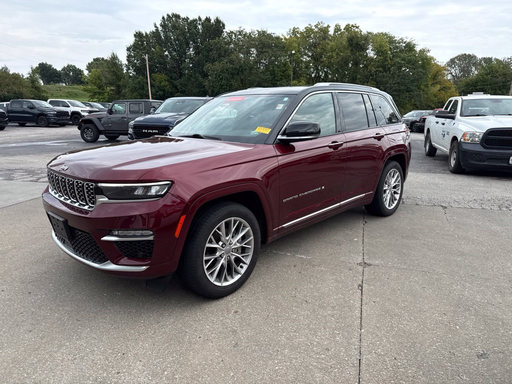 Used 2023 Jeep Grand Cherokee Summit AWD/4WD image 2
