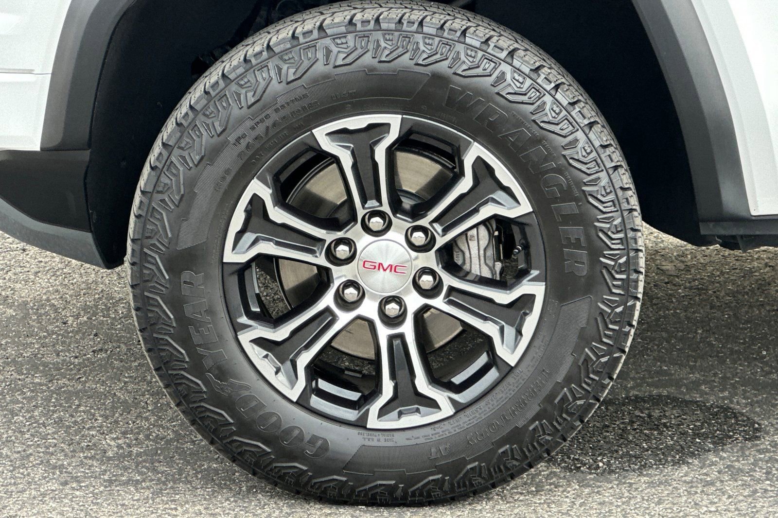 Certified 2023 GMC Canyon AT4 w/ AT4 Premium Package AWD/4WD image 36