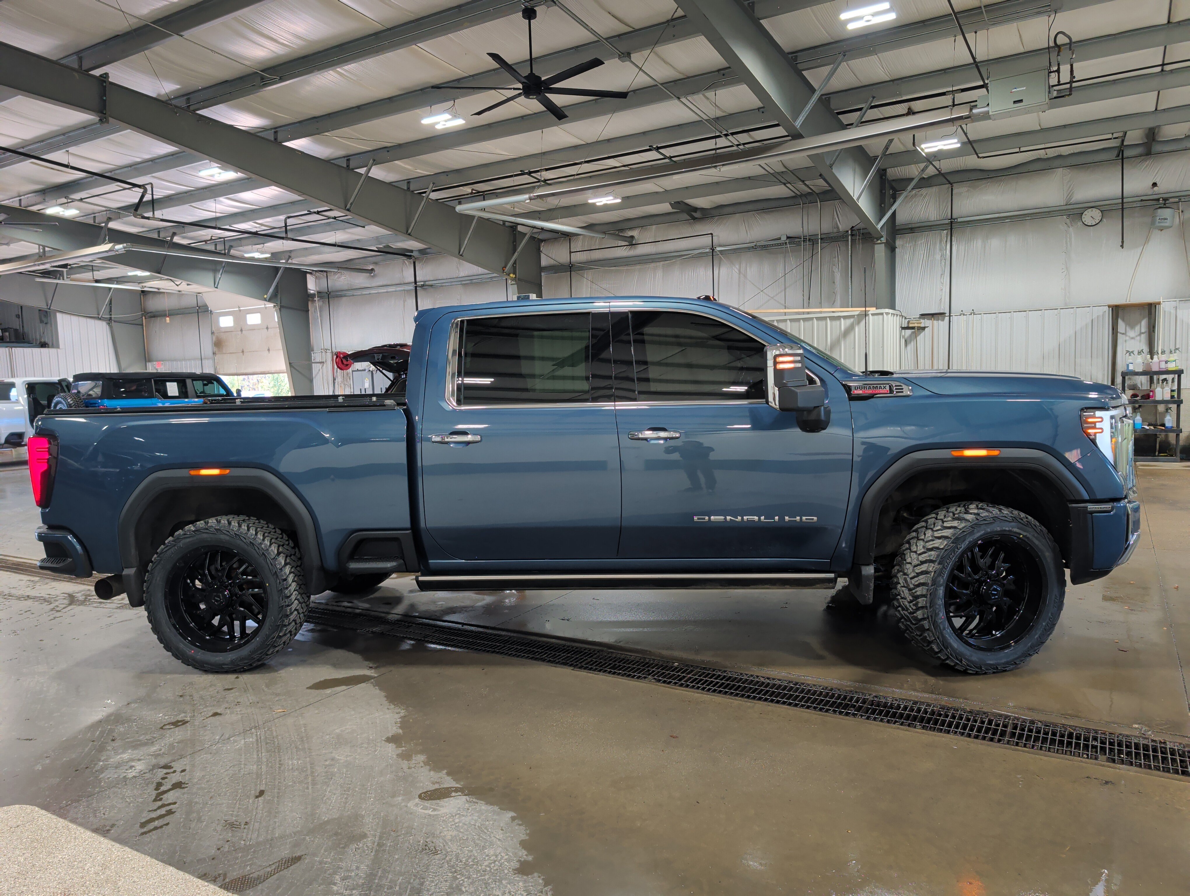 Used 2024 GMC Sierra 2500 Denali w/ Denali Reserve Package AWD/4WD image 2