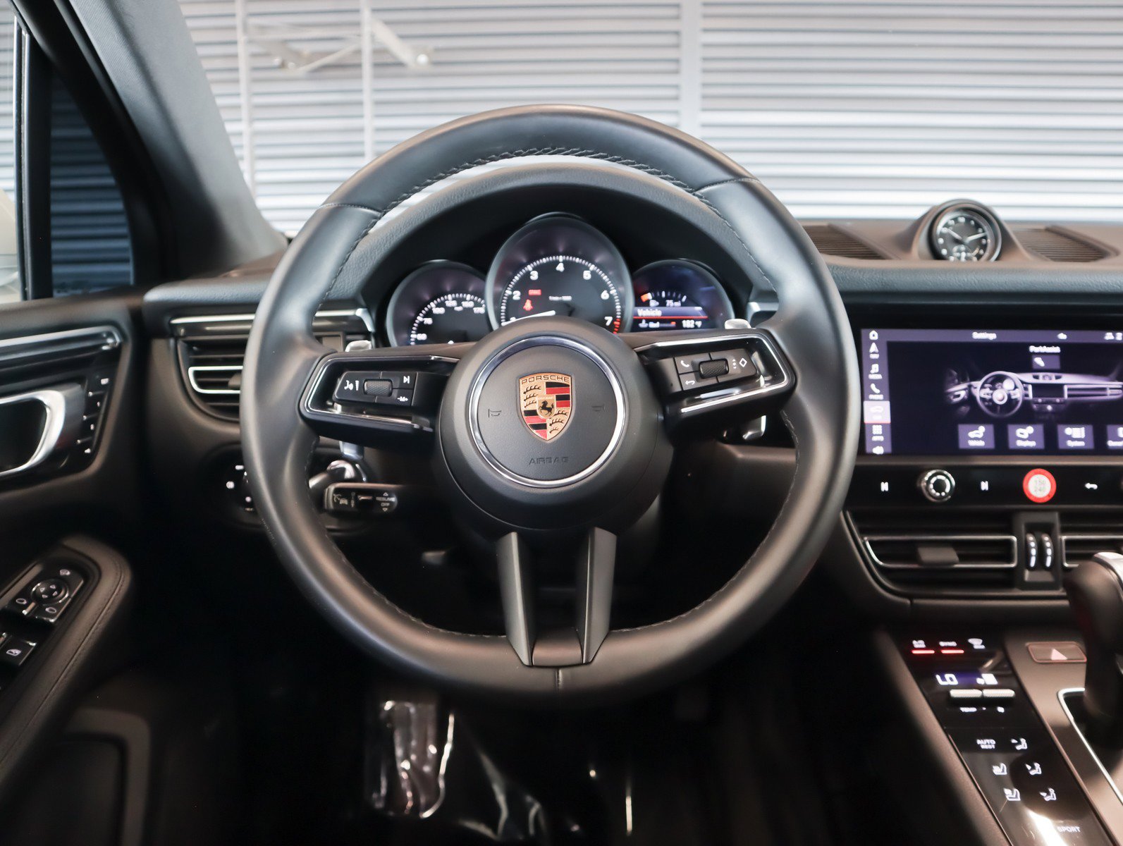 Certified 2022 Porsche Macan AWD/4WD image 13