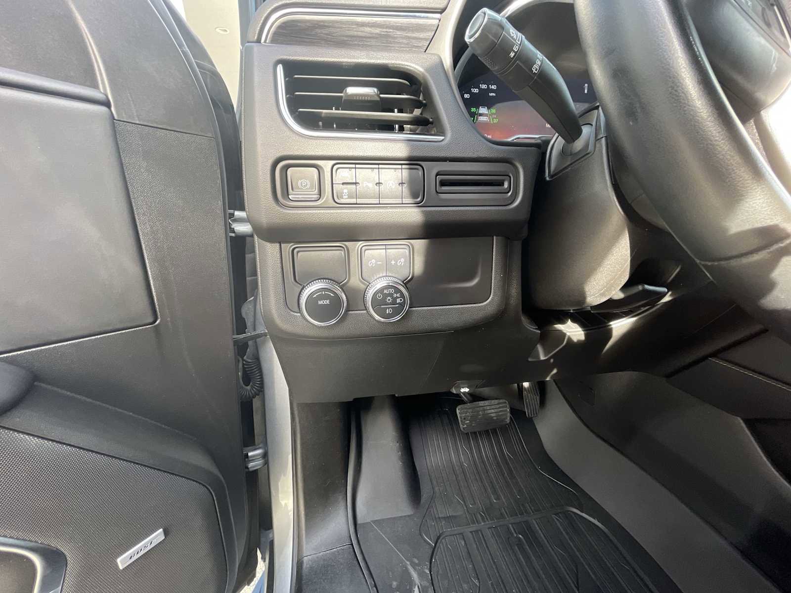 Used 2024 GMC Yukon XL SLT image 18