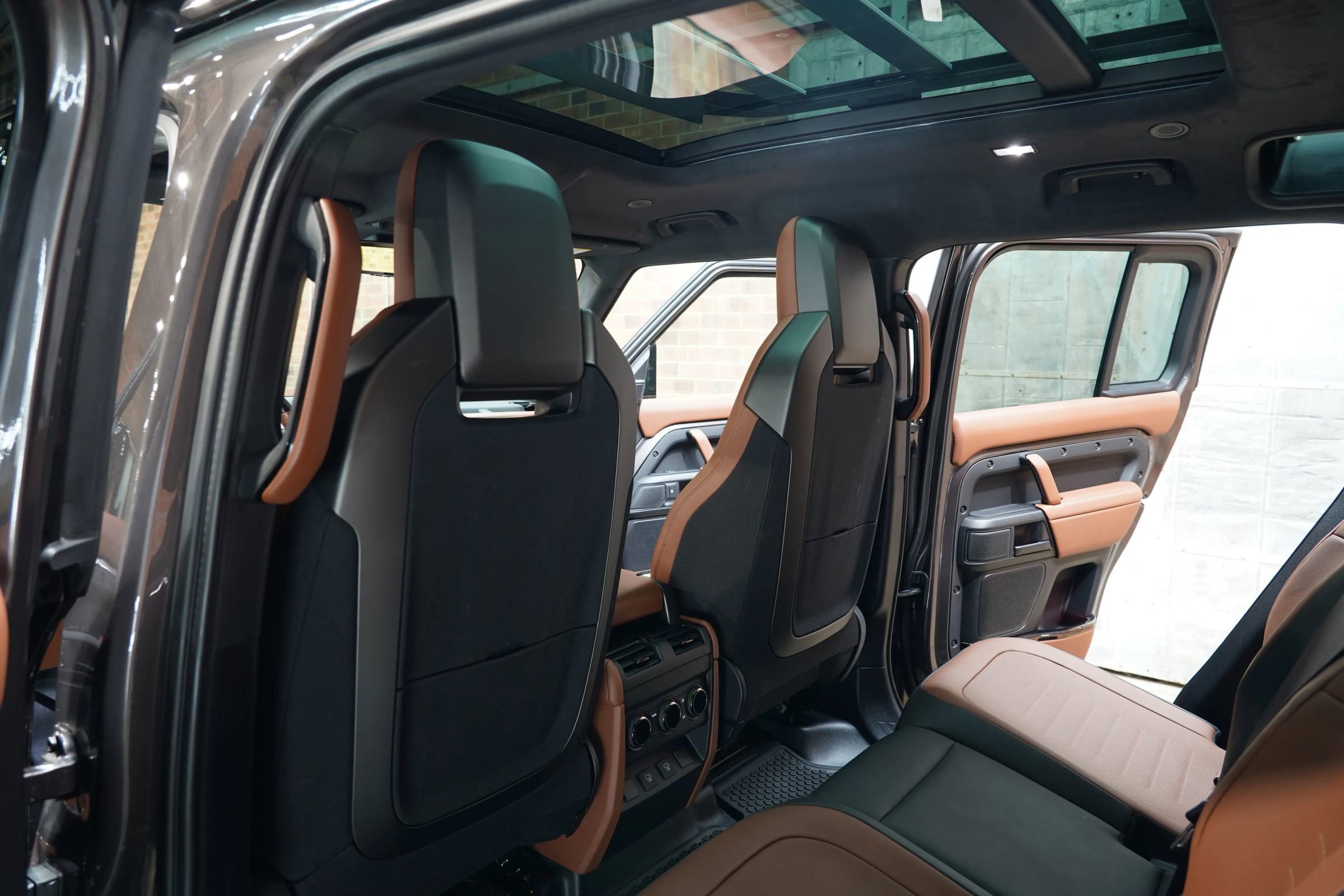 Used 2025 Land Rover Defender 110 image 56