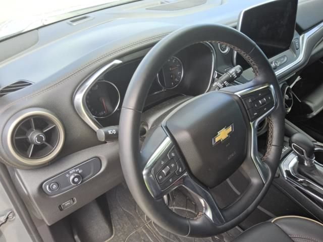 Used 2025 Chevrolet Blazer Premier w/ Enhanced Convenience Package FWD image 7