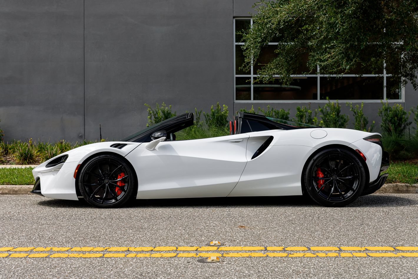 Used 2025 McLaren Artura Spider RWD image 25