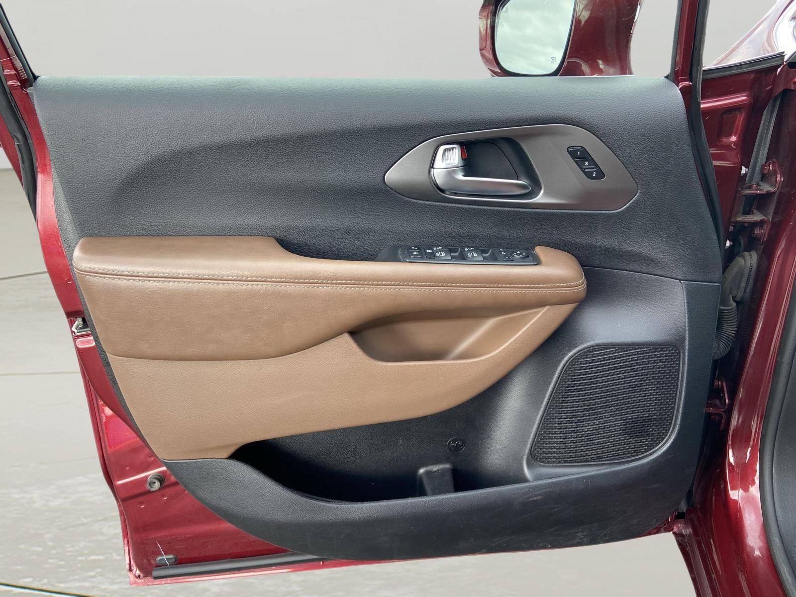 Used 2019 Chrysler Pacifica Limited w/ Advanced Safetytec Group image 64