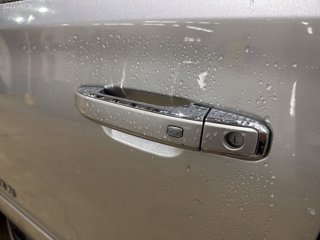 Used 2015 Chevrolet Suburban LTZ image 18