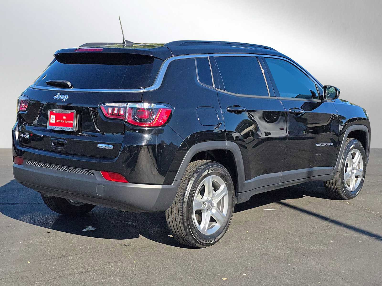Used 2023 Jeep Compass Latitude image 3