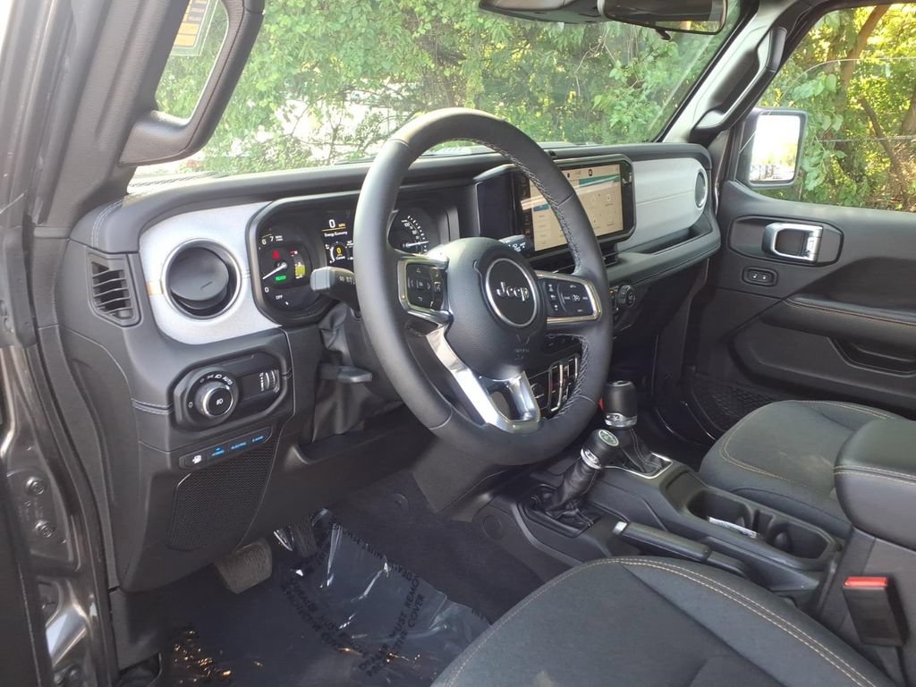 Used 2025 Jeep Wrangler Unlimited Sahara AWD/4WD image 11