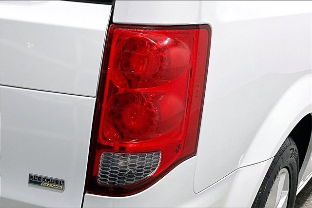 Used 2019 Dodge Grand Caravan SE w/ UConnect Hands-Free Group image 24