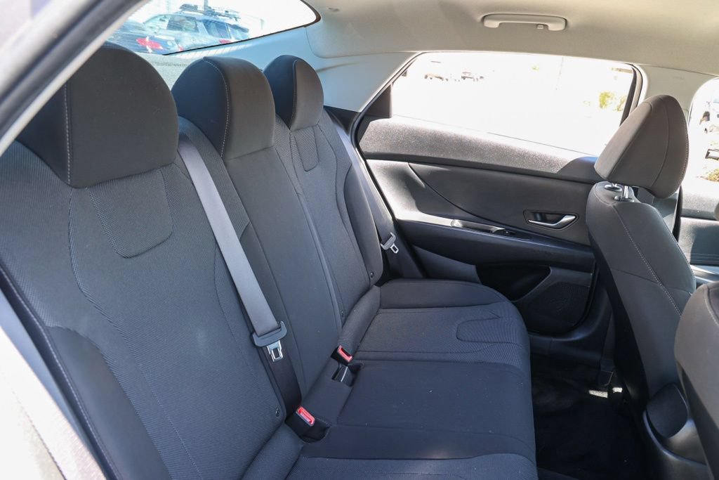 Used 2021 Hyundai Elantra SE FWD image 17