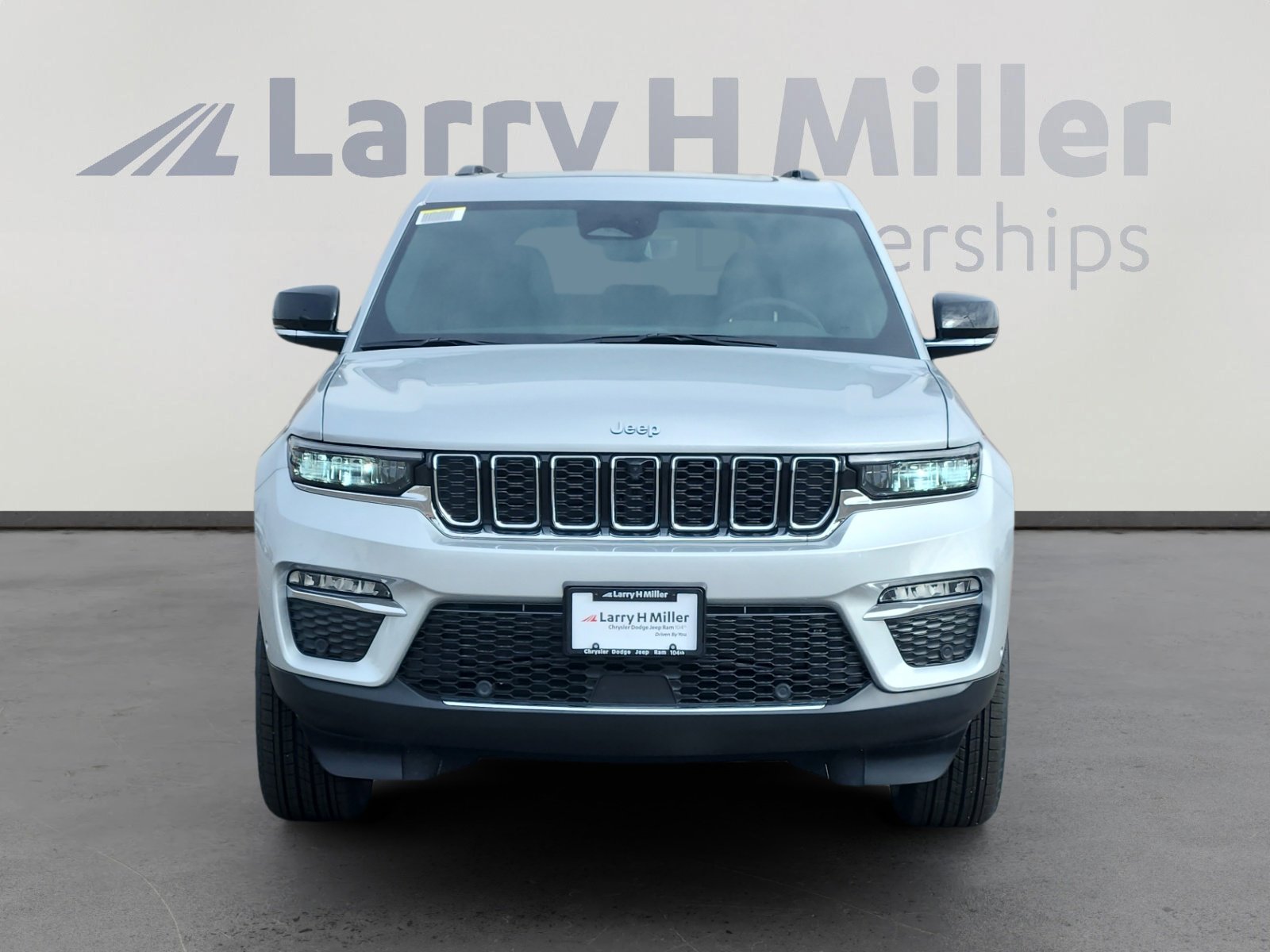New 2025 Jeep Grand Cherokee Limited 4xe w/ Luxury Tech Group II image 9