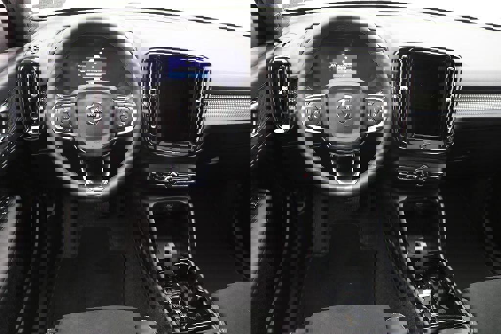 Used 2025 Volvo XC40 B5 Plus image 16