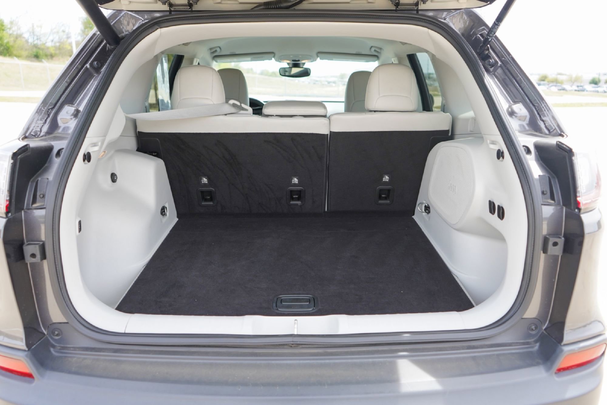 Used 2019 Jeep Cherokee Limited image 27