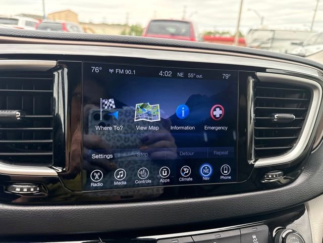Used 2017 Chrysler Pacifica Touring-L w/ Tire & Wheel Group FWD image 24