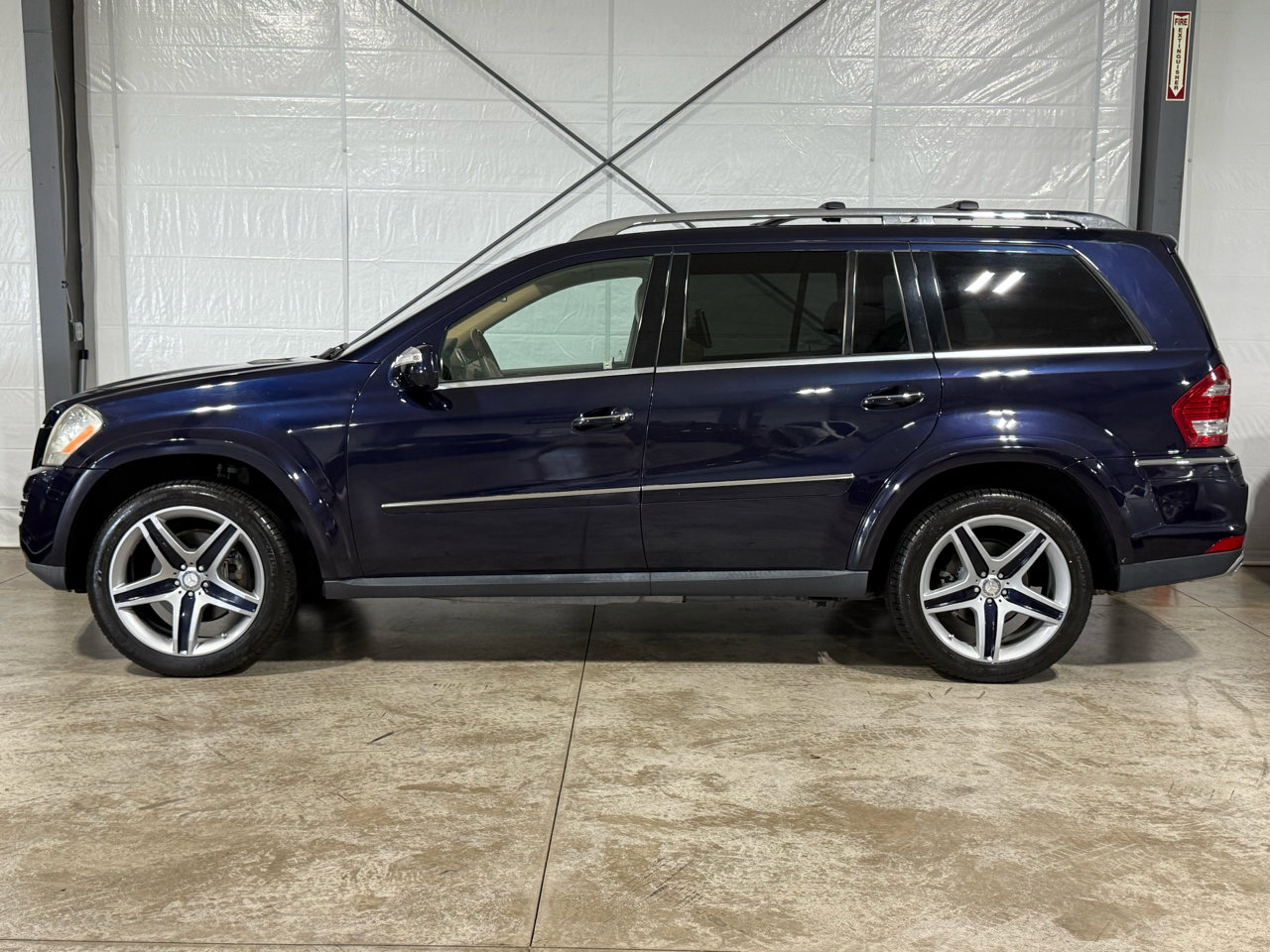 Used 2010 Mercedes-Benz GL 550 4MATIC image 2