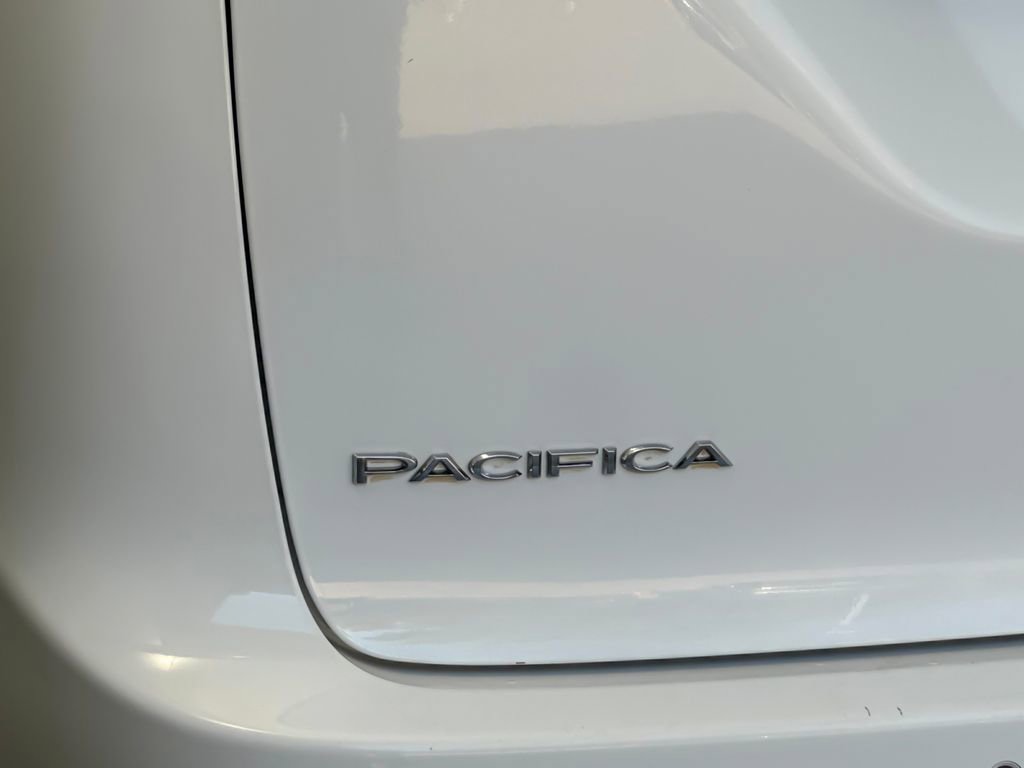 Used 2022 Chrysler Pacifica Touring-L FWD image 26