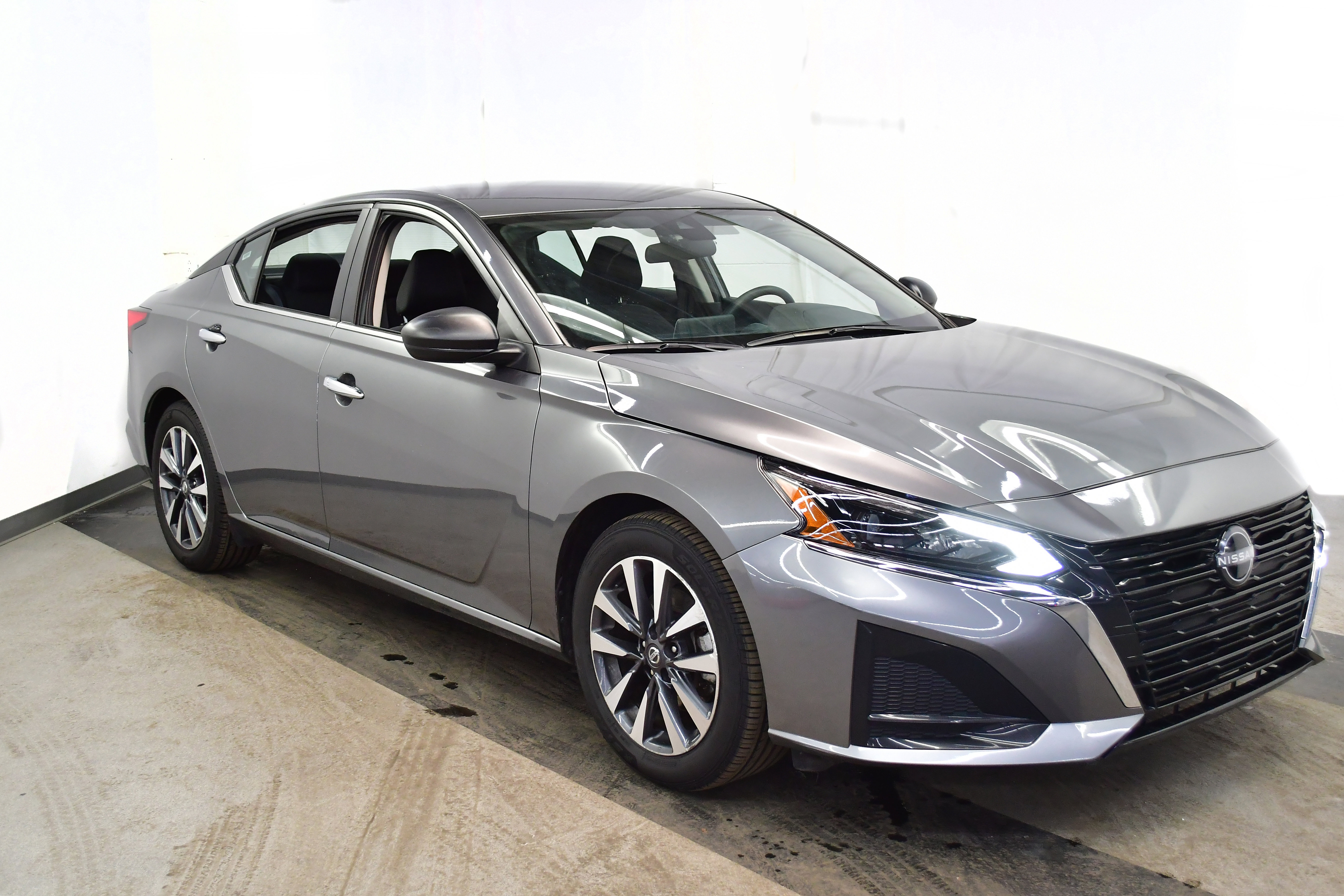 Used 2024 Nissan Altima 2.5 SV image 2