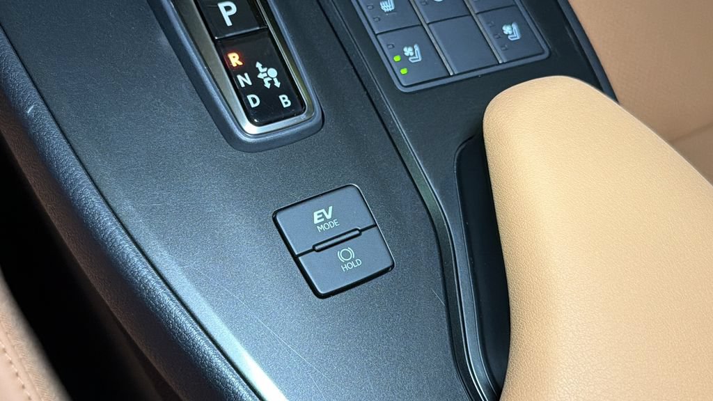 Certified 2025 Lexus UX 300h AWD w/ Accessory Package (Z2) image 30