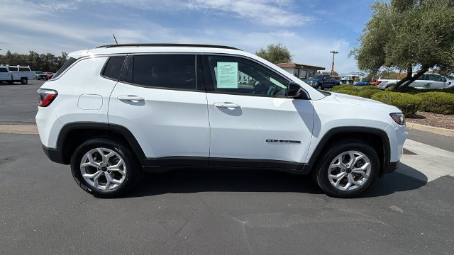 Used 2025 Jeep Compass Latitude AWD/4WD image 3