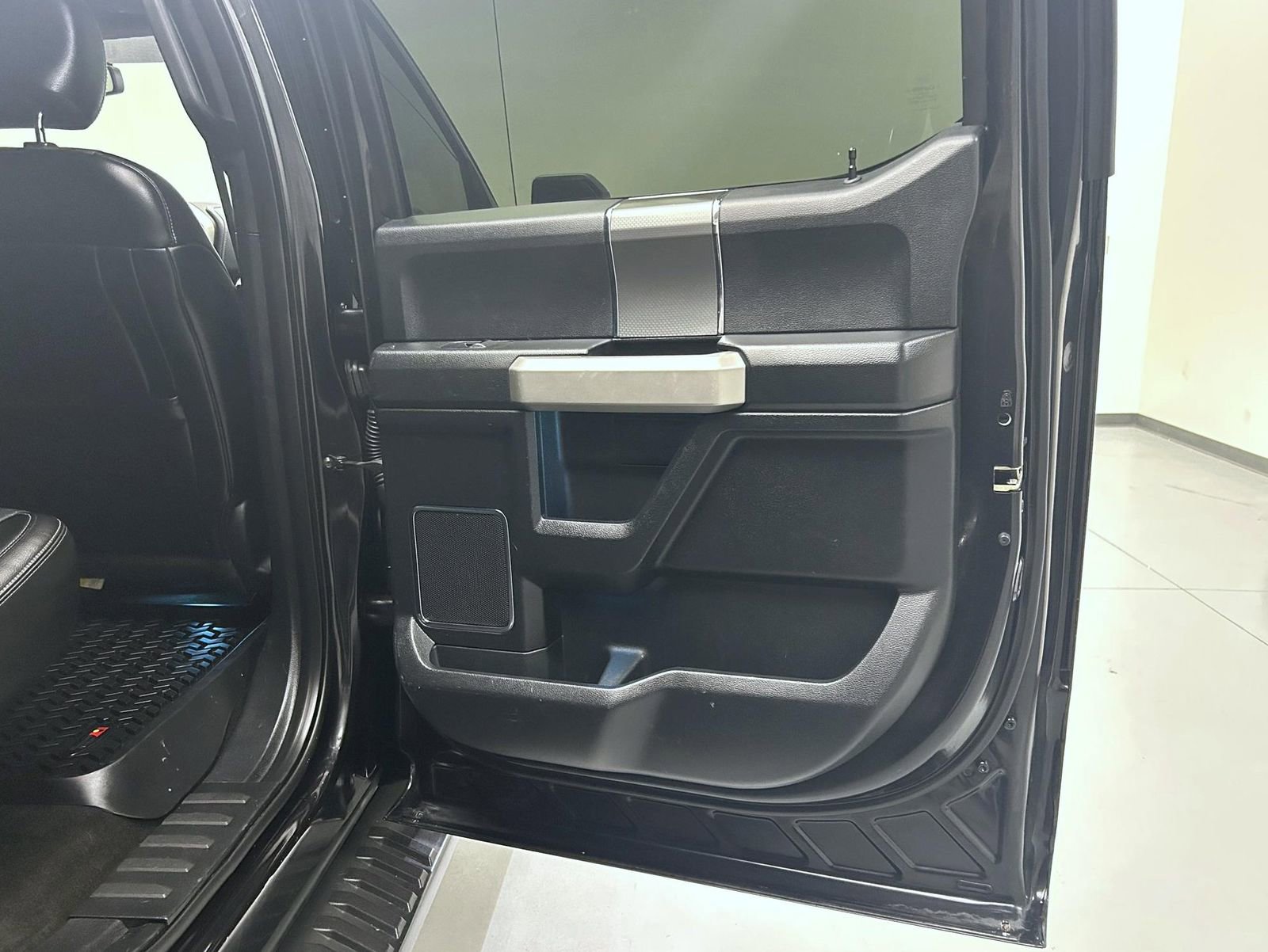 Used 2015 Ford F150 Lariat image 17