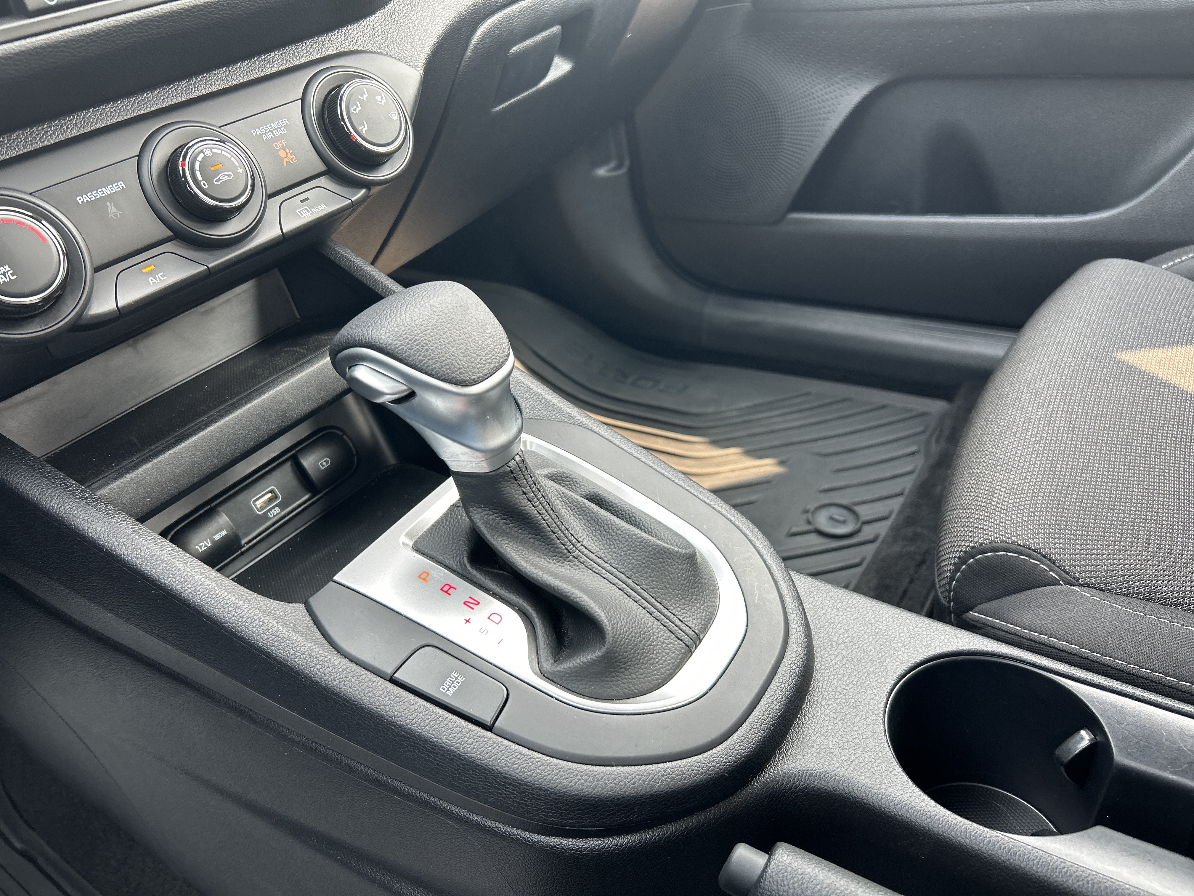 Used 2024 Kia Forte LXS w/ LXS Technology Package FWD image 19