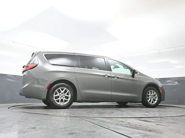 Used 2025 Chrysler Pacifica Select image 46