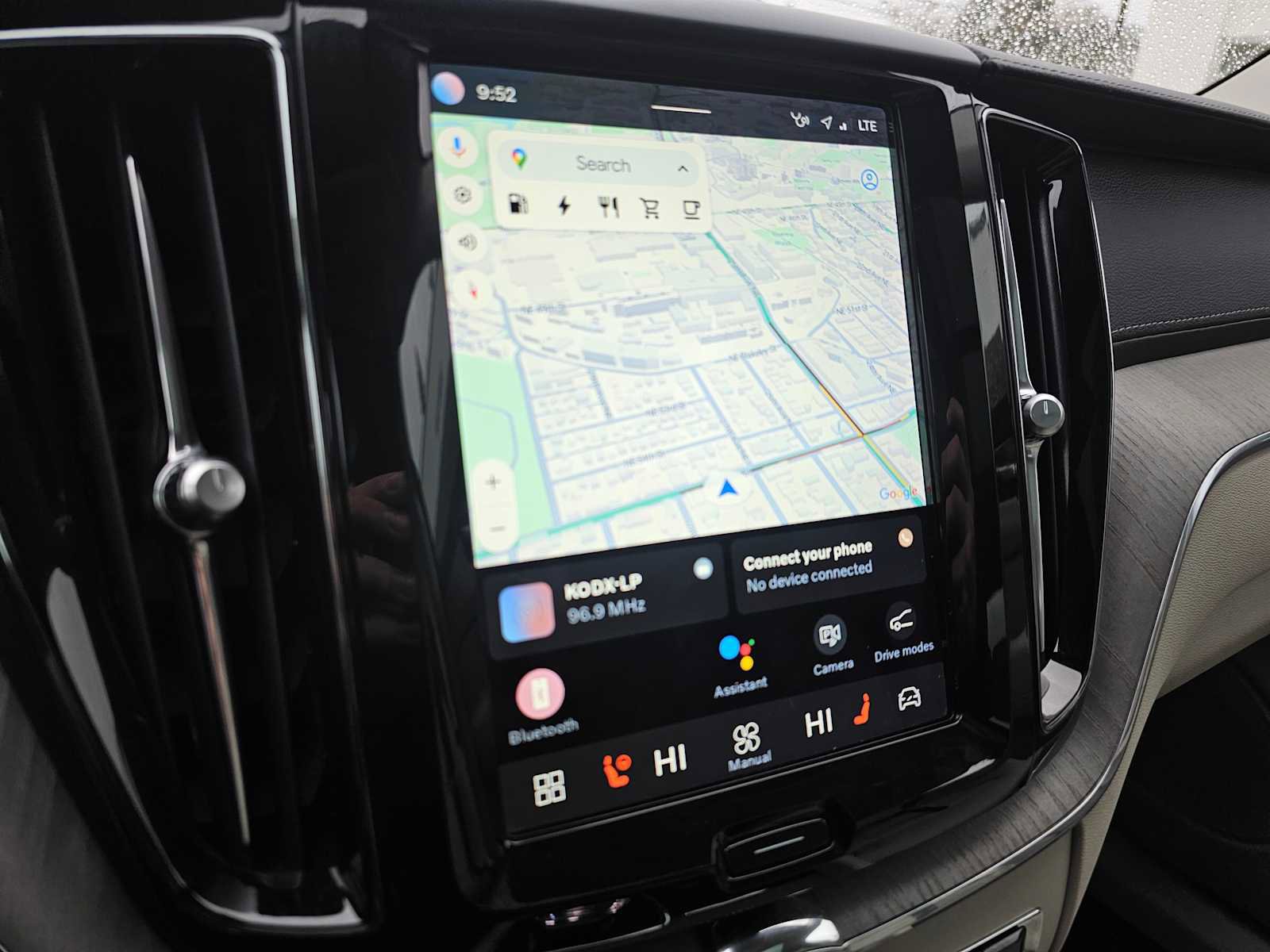 Certified 2023 Volvo XC60 T8 Ultimate w/ Climate Package image 31