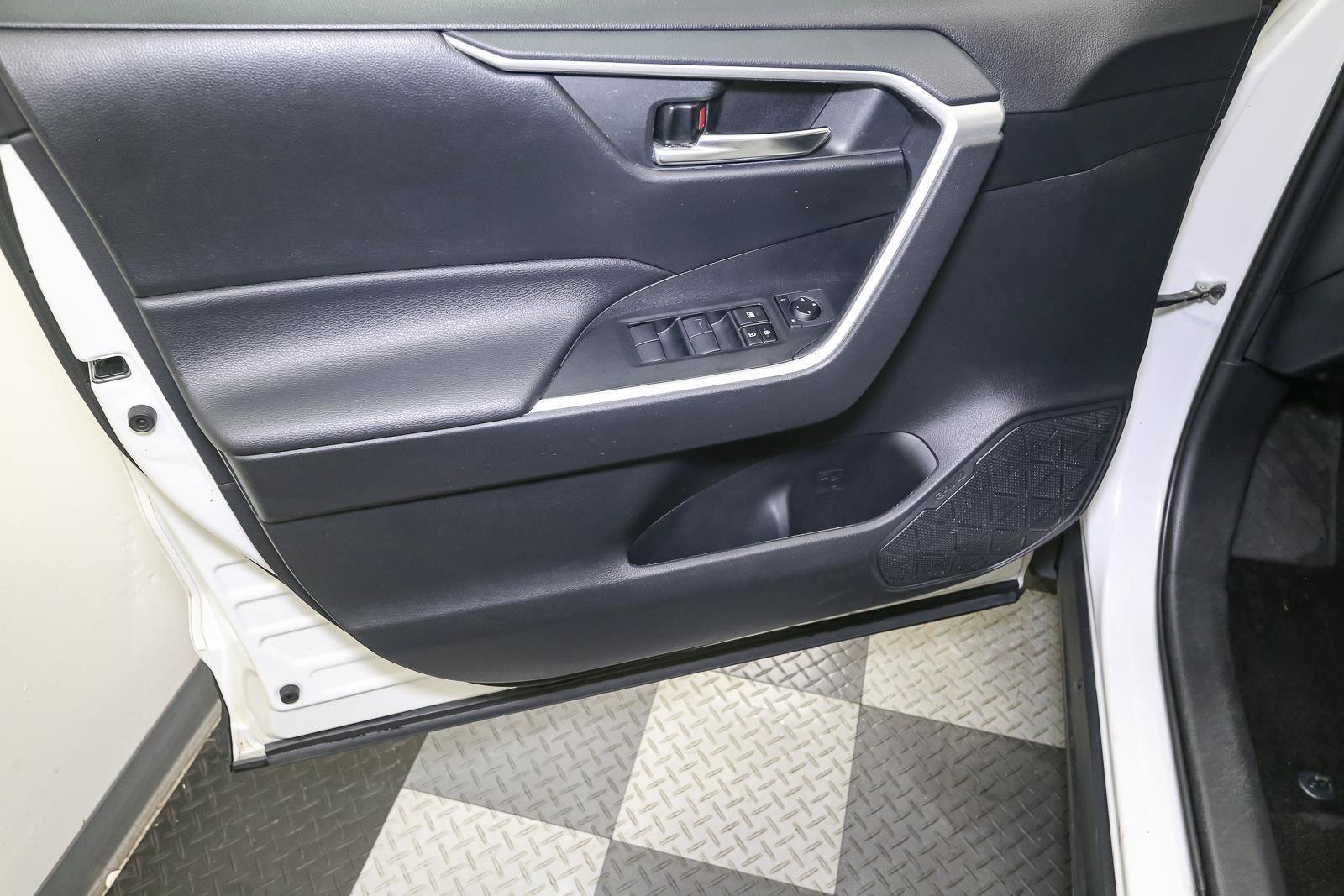 Used 2020 Toyota RAV4 XLE AWD/4WD image 39