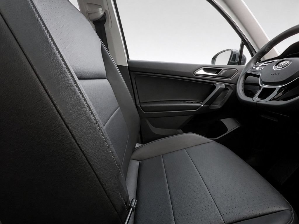 Certified 2020 Volkswagen Tiguan SE w/ Panoramic Sunroof Package AWD/4WD image 21