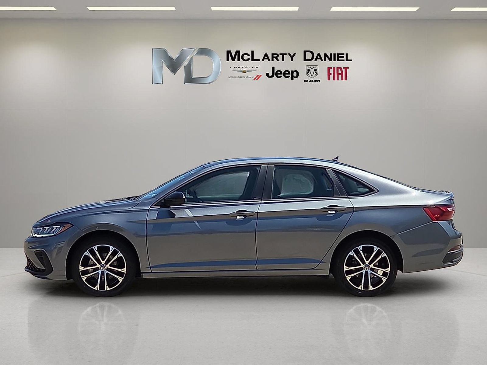 Used 2025 Volkswagen Jetta Sport FWD image 3