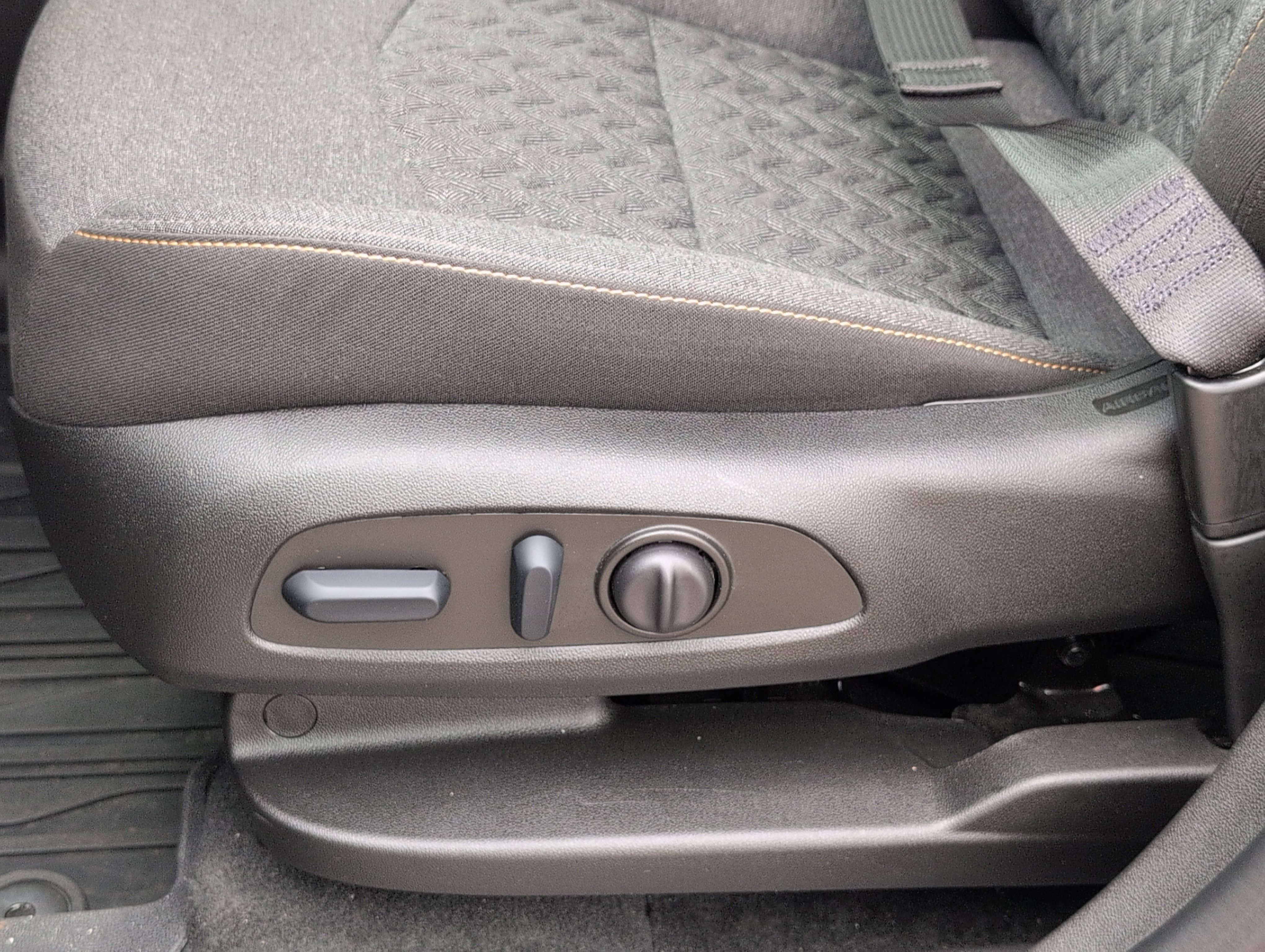 Used 2024 Chevrolet Equinox LT w/ LPO, Floor Liner Package FWD image 14