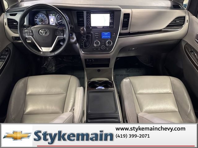 Used 2019 Toyota Sienna XLE w/ XLE Navigation Package FWD image 4