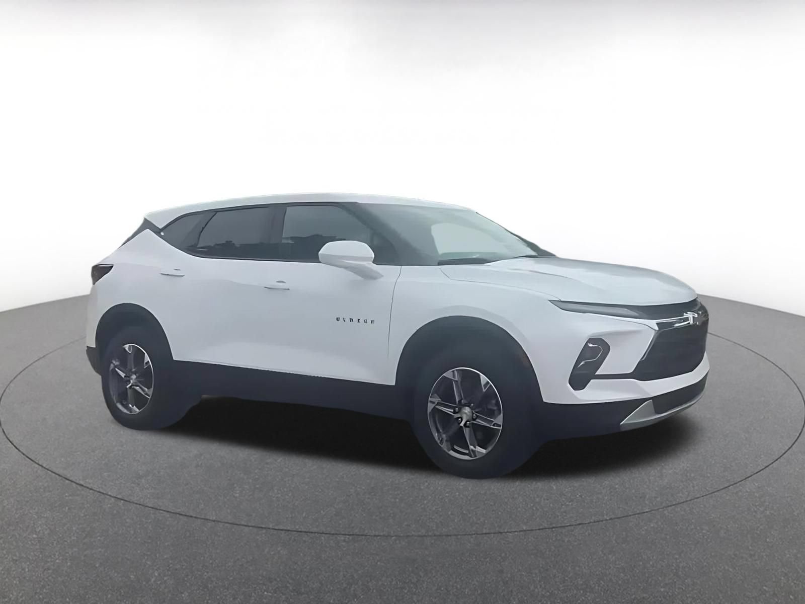 Used 2025 Chevrolet Blazer LT FWD image 2