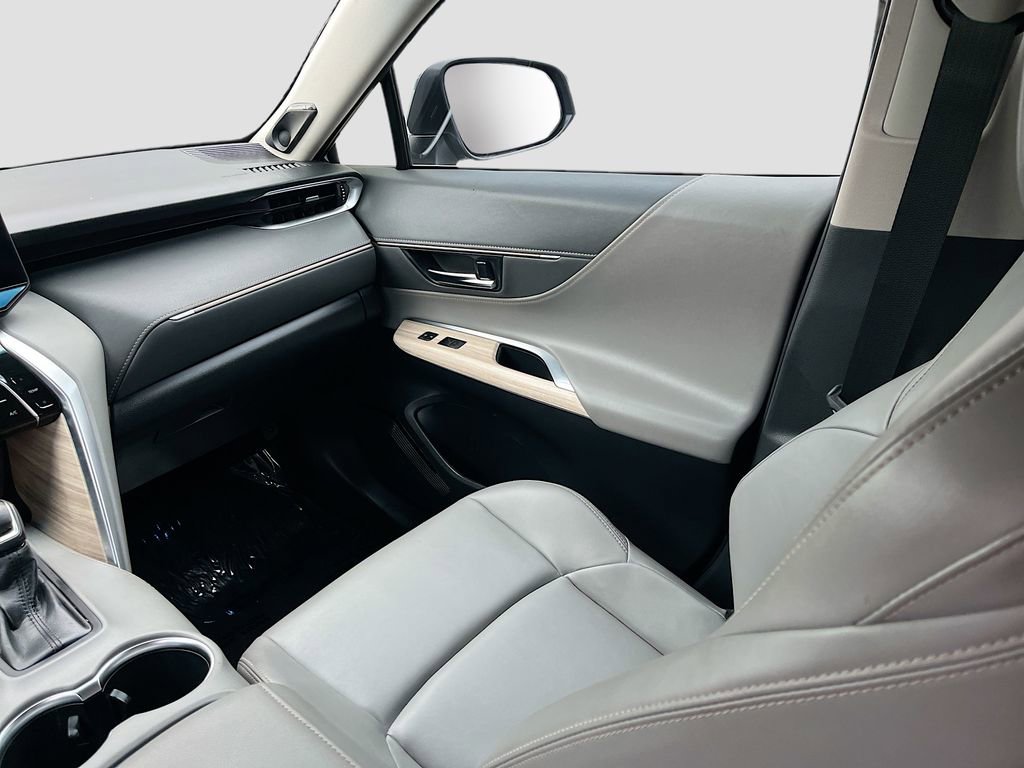 Used 2024 Toyota Venza XLE image 24
