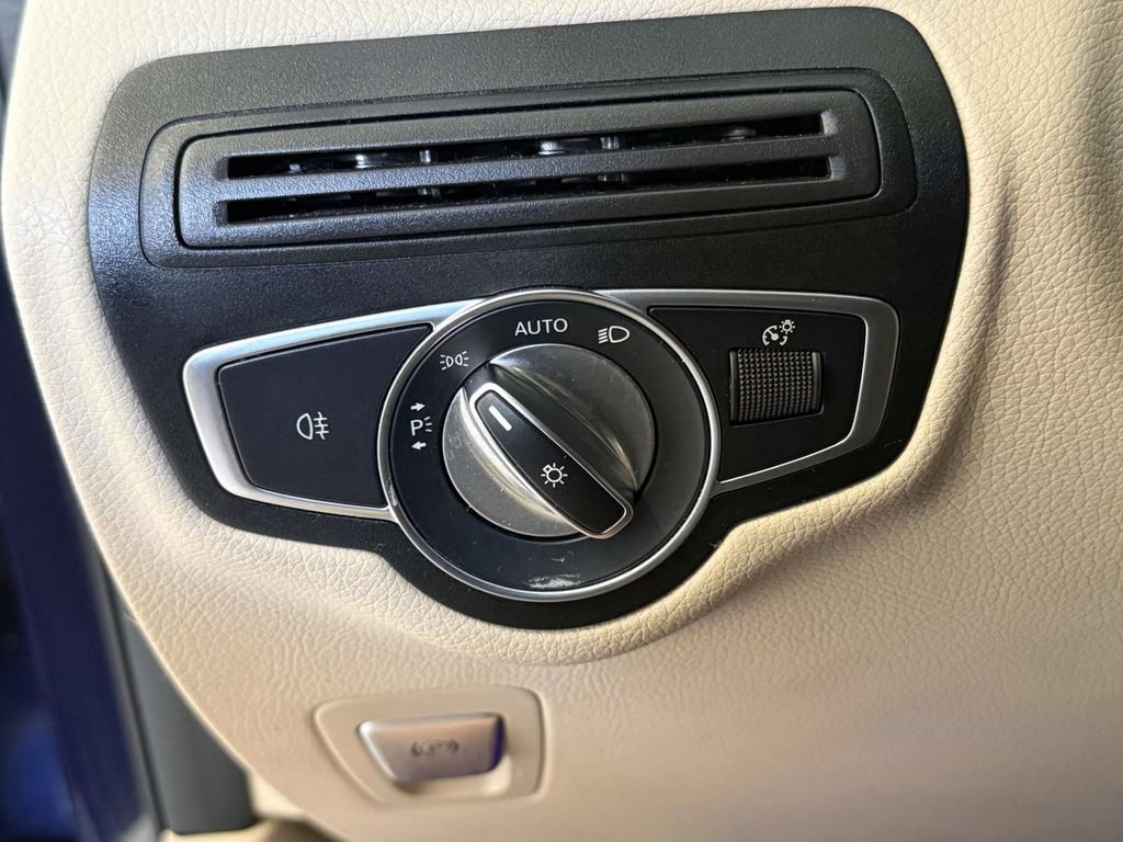 Used 2021 Mercedes-Benz GLC 300 4MATIC image 28