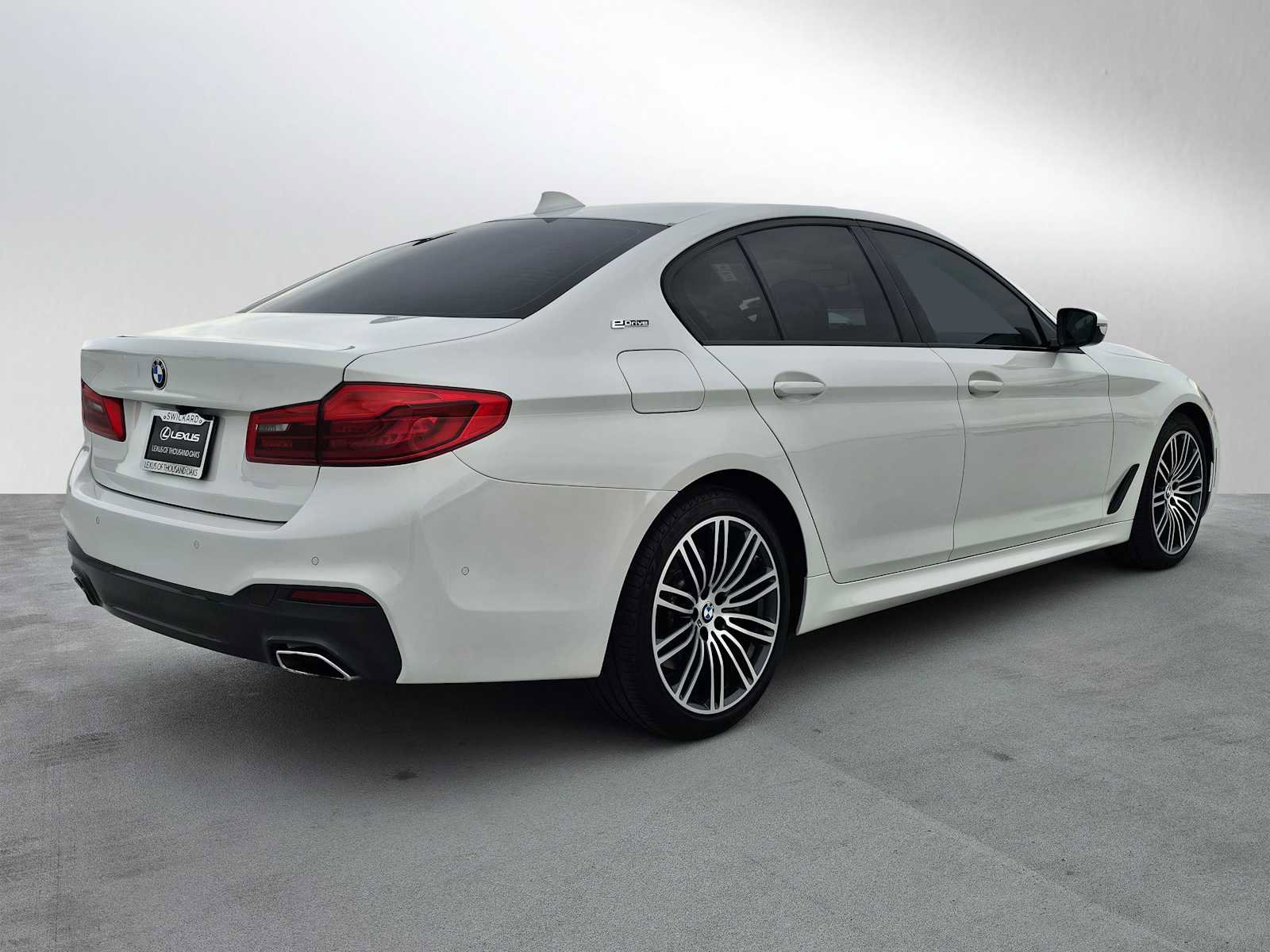 Used 2019 BMW 530e w/ M Sport Package image 3